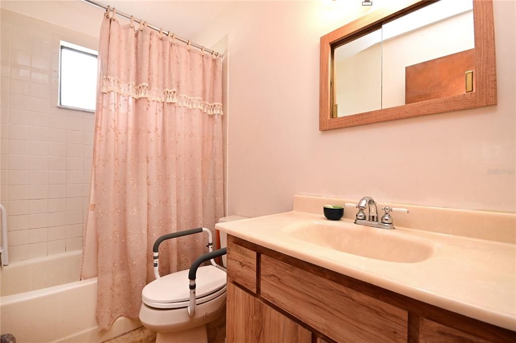 Под контрактом: $179,000 (2 спален, 1 ванн, 816 Квадратных фут)