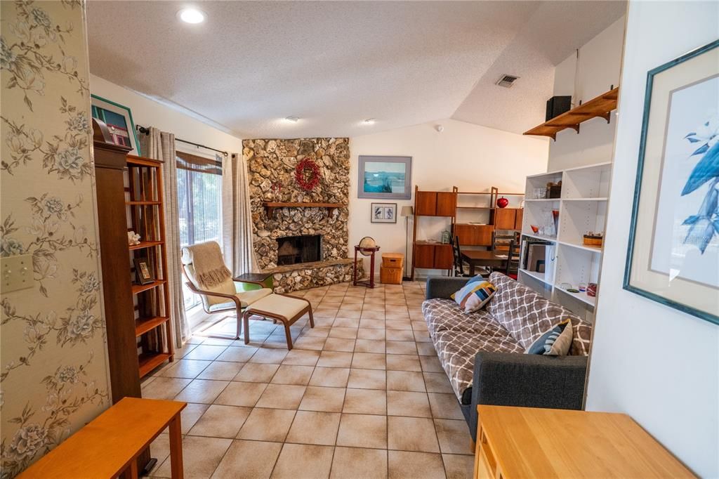 Active With Contract: $325,000 (3 beds, 2 baths, 1487 Square Feet)