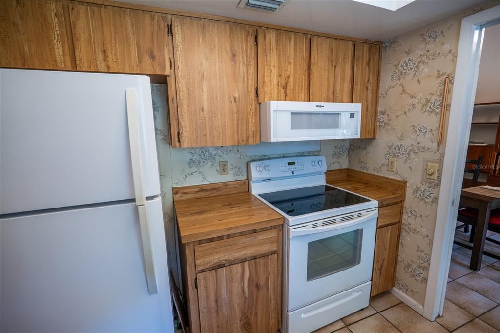 Active With Contract: $325,000 (3 beds, 2 baths, 1487 Square Feet)