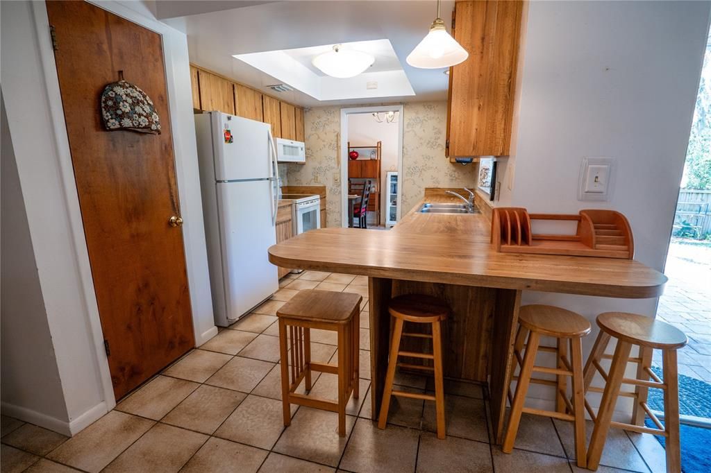 Active With Contract: $325,000 (3 beds, 2 baths, 1487 Square Feet)