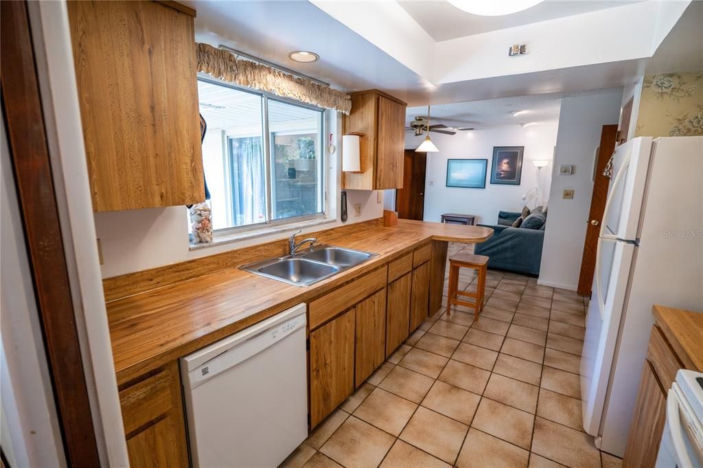 Active With Contract: $325,000 (3 beds, 2 baths, 1487 Square Feet)