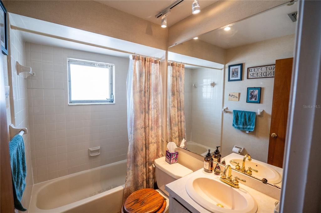 Active With Contract: $325,000 (3 beds, 2 baths, 1487 Square Feet)