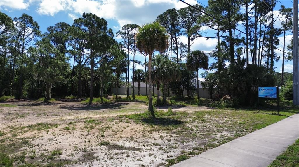 待售: $299,900 (0.96 acres)