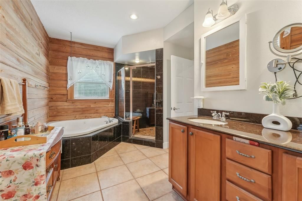 合同活跃: $825,000 (4 贝兹, 3 浴室, 2835 平方英尺)