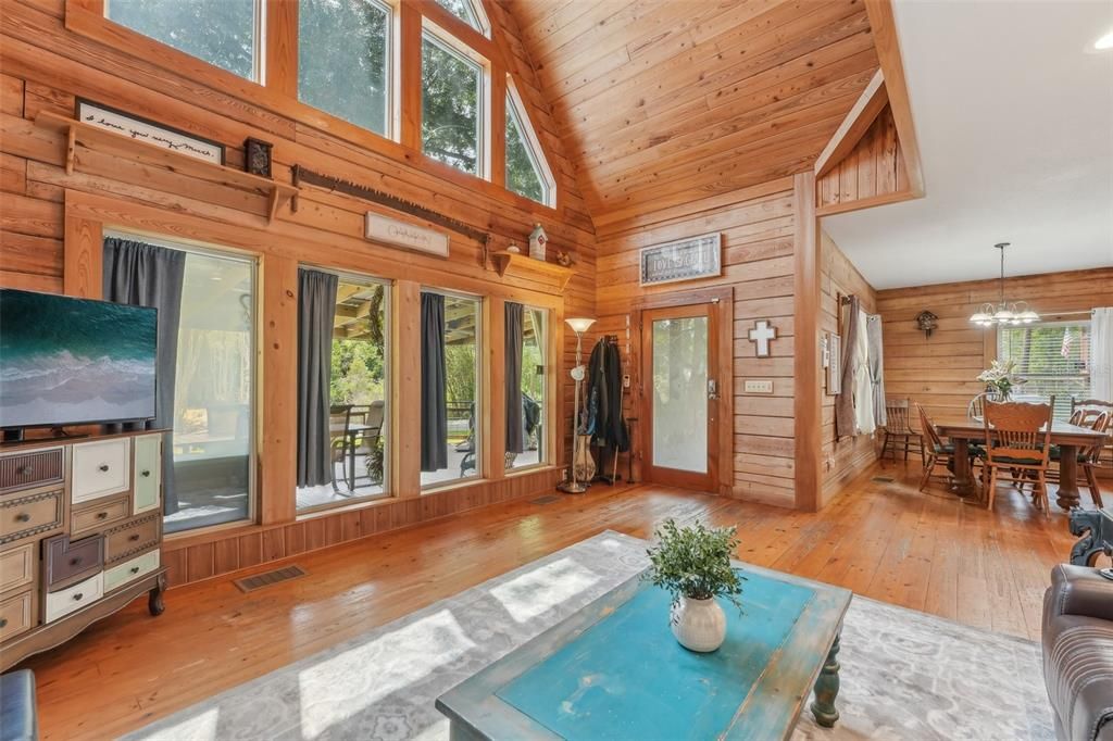 合同活跃: $825,000 (4 贝兹, 3 浴室, 2835 平方英尺)