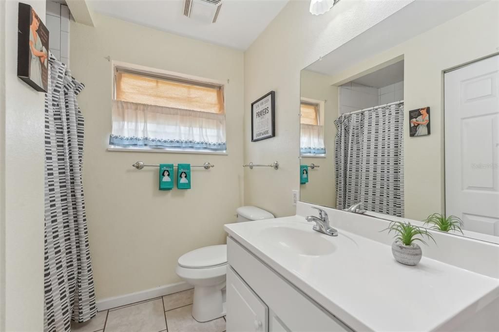 合同活跃: $825,000 (4 贝兹, 3 浴室, 2835 平方英尺)