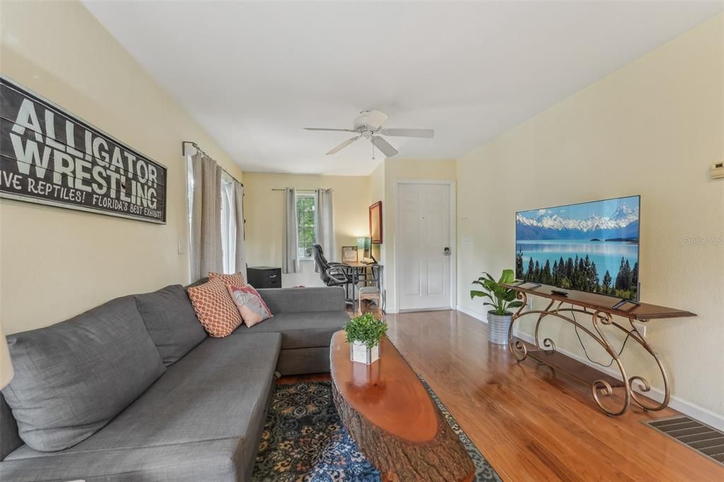 合同活跃: $825,000 (4 贝兹, 3 浴室, 2835 平方英尺)