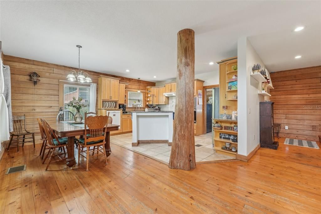 合同活跃: $825,000 (4 贝兹, 3 浴室, 2835 平方英尺)