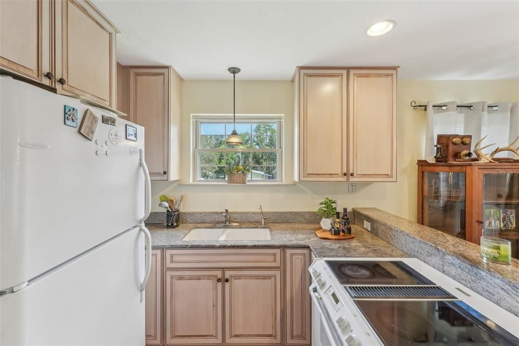 合同活跃: $825,000 (4 贝兹, 3 浴室, 2835 平方英尺)