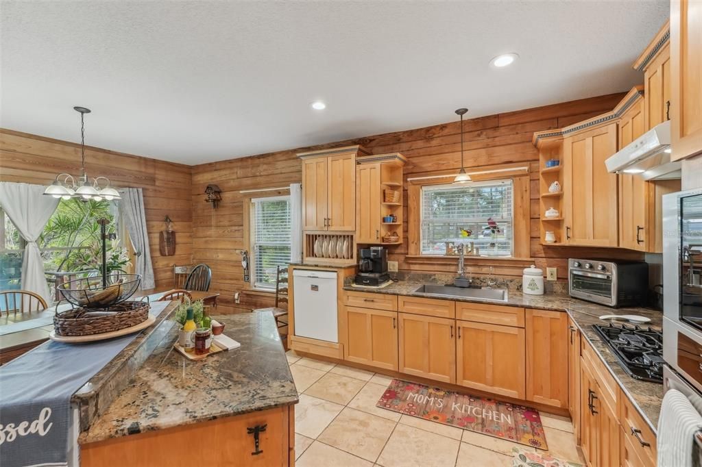 合同活跃: $825,000 (4 贝兹, 3 浴室, 2835 平方英尺)