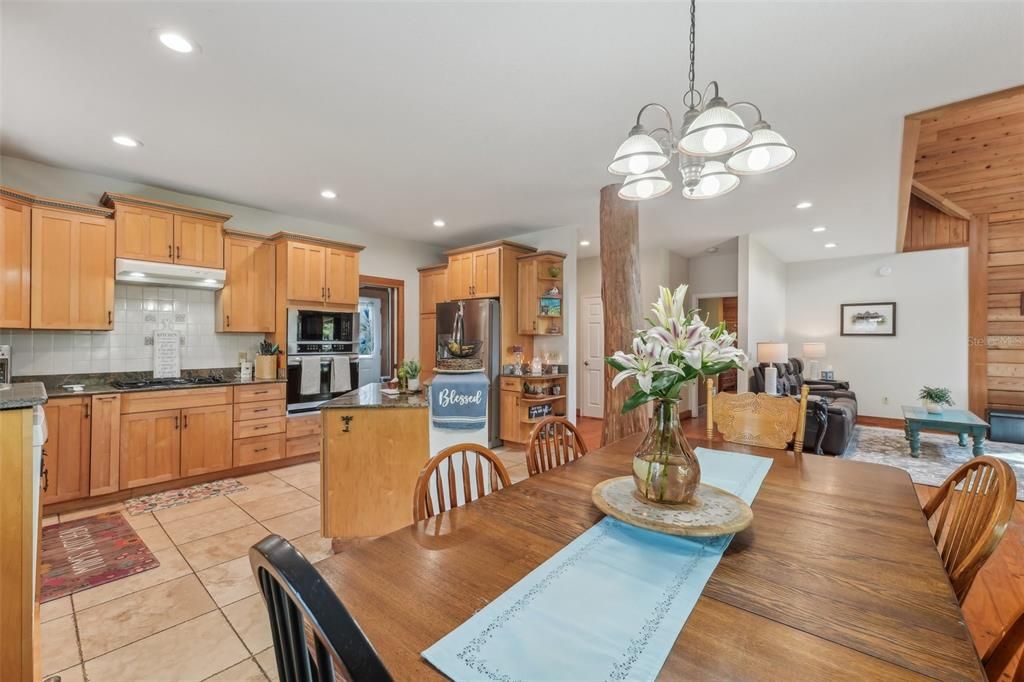 合同活跃: $825,000 (4 贝兹, 3 浴室, 2835 平方英尺)