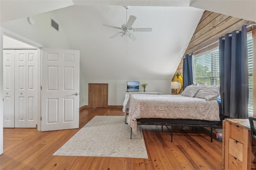 合同活跃: $825,000 (4 贝兹, 3 浴室, 2835 平方英尺)