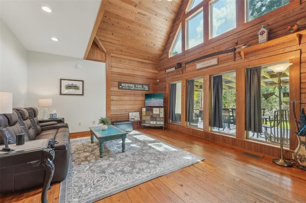 合同活跃: $825,000 (4 贝兹, 3 浴室, 2835 平方英尺)