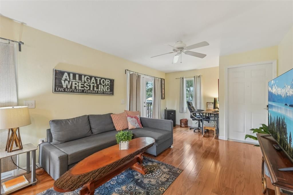 合同活跃: $825,000 (4 贝兹, 3 浴室, 2835 平方英尺)