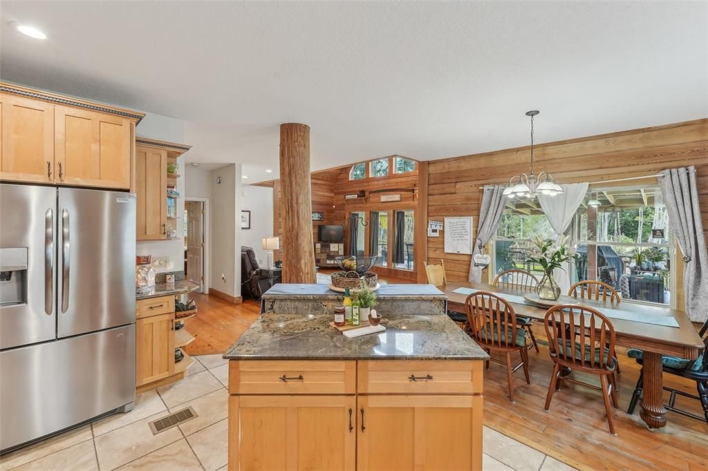 合同活跃: $825,000 (4 贝兹, 3 浴室, 2835 平方英尺)