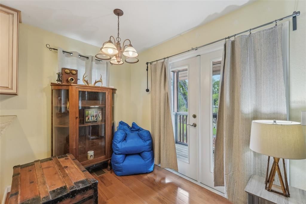 合同活跃: $825,000 (4 贝兹, 3 浴室, 2835 平方英尺)