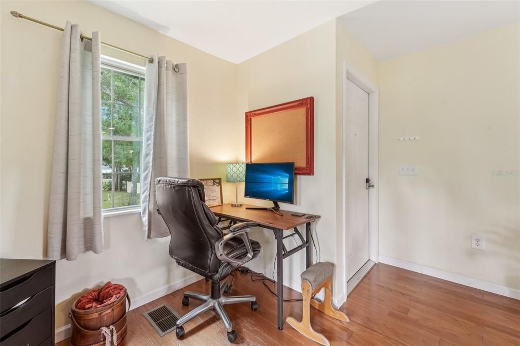 合同活跃: $825,000 (4 贝兹, 3 浴室, 2835 平方英尺)