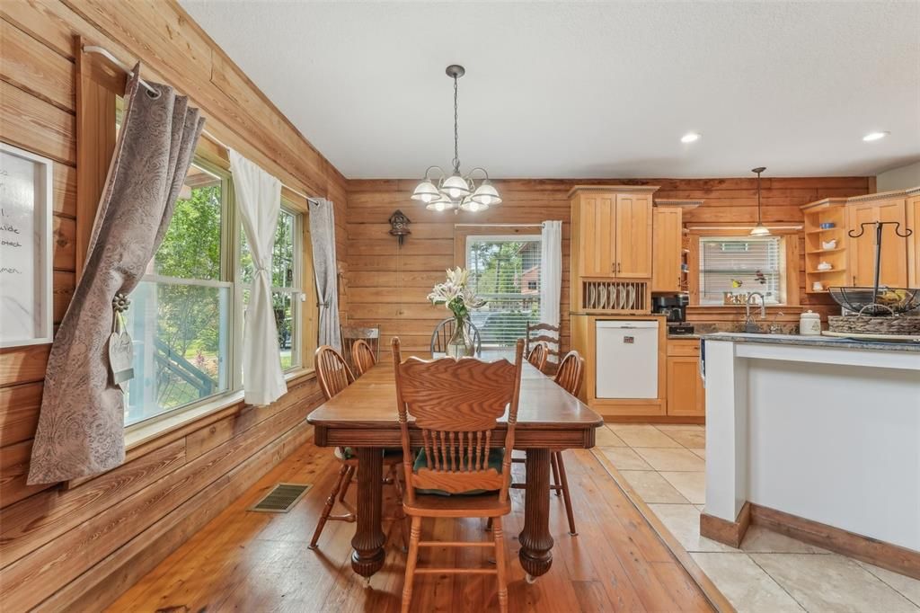 合同活跃: $825,000 (4 贝兹, 3 浴室, 2835 平方英尺)