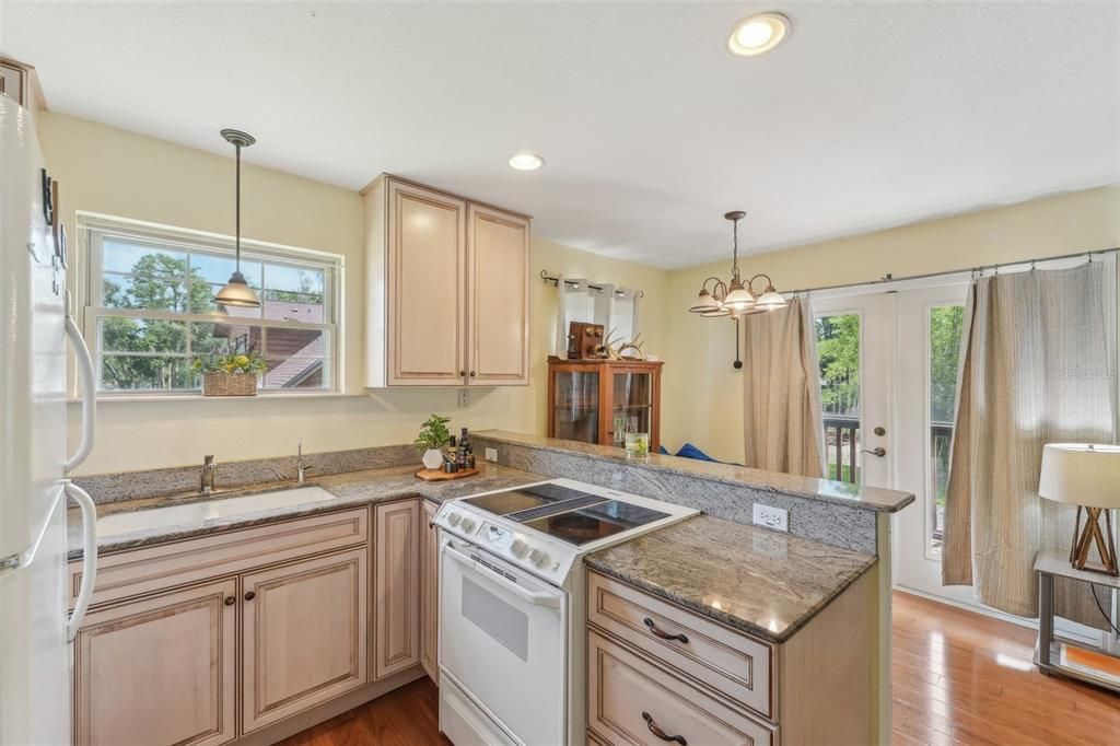 合同活跃: $825,000 (4 贝兹, 3 浴室, 2835 平方英尺)