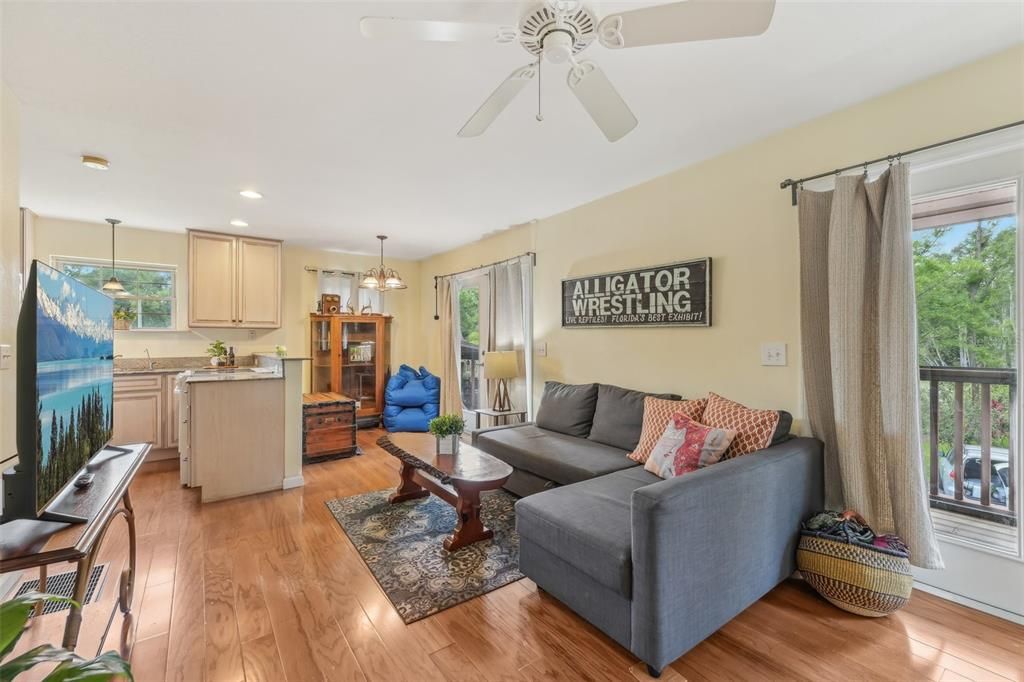 合同活跃: $825,000 (4 贝兹, 3 浴室, 2835 平方英尺)