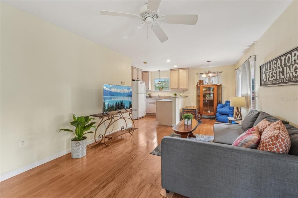 合同活跃: $825,000 (4 贝兹, 3 浴室, 2835 平方英尺)