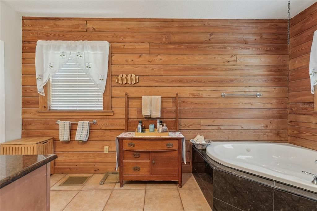 合同活跃: $825,000 (4 贝兹, 3 浴室, 2835 平方英尺)