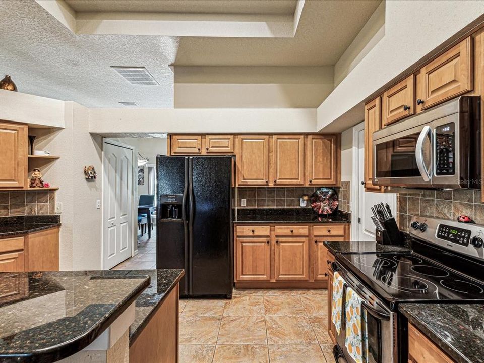 合同活跃: $360,000 (3 贝兹, 2 浴室, 2170 平方英尺)