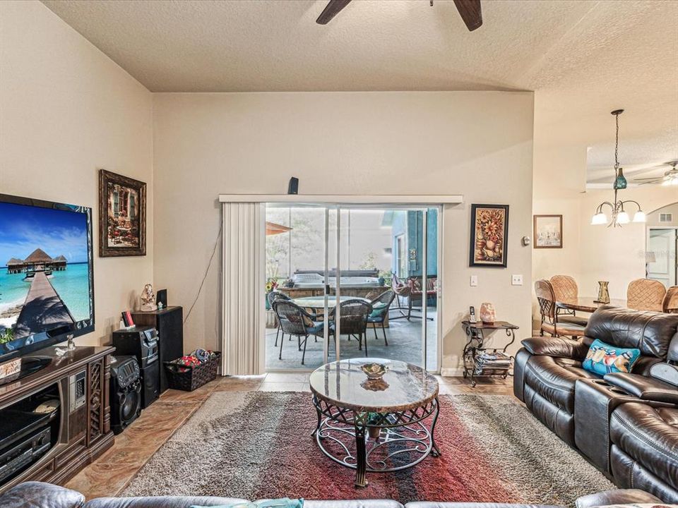 合同活跃: $360,000 (3 贝兹, 2 浴室, 2170 平方英尺)