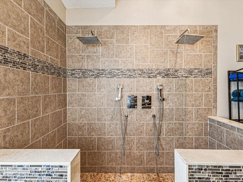 合同活跃: $360,000 (3 贝兹, 2 浴室, 2170 平方英尺)