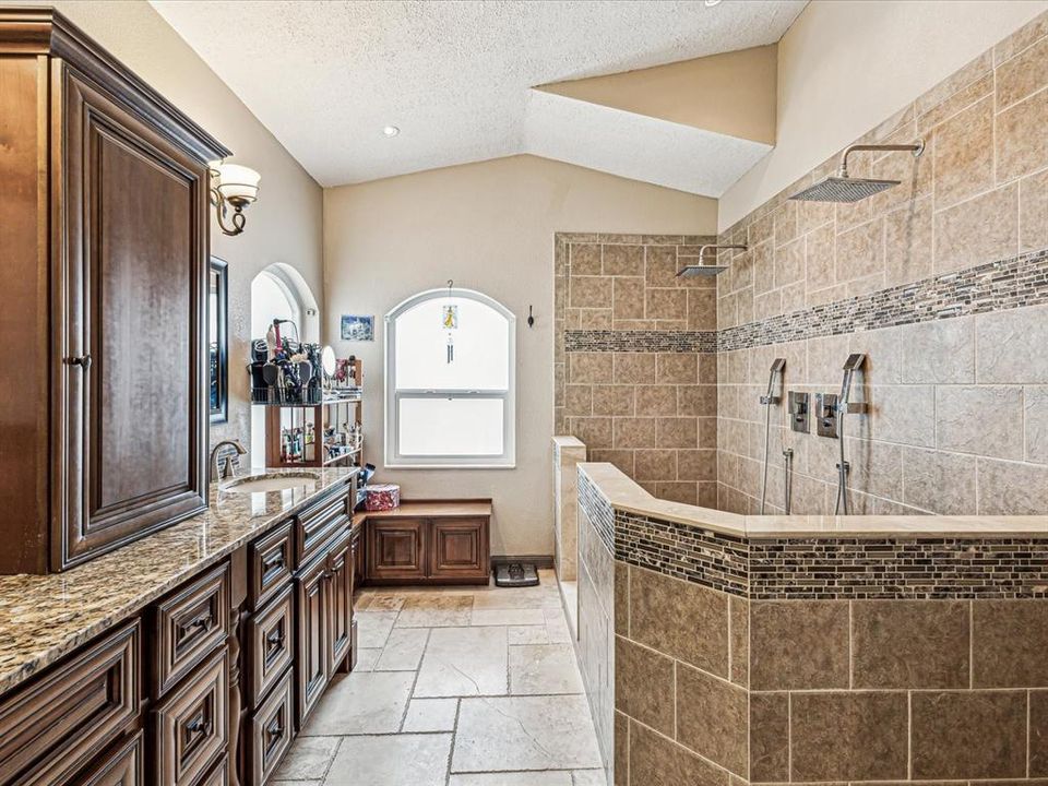 合同活跃: $360,000 (3 贝兹, 2 浴室, 2170 平方英尺)