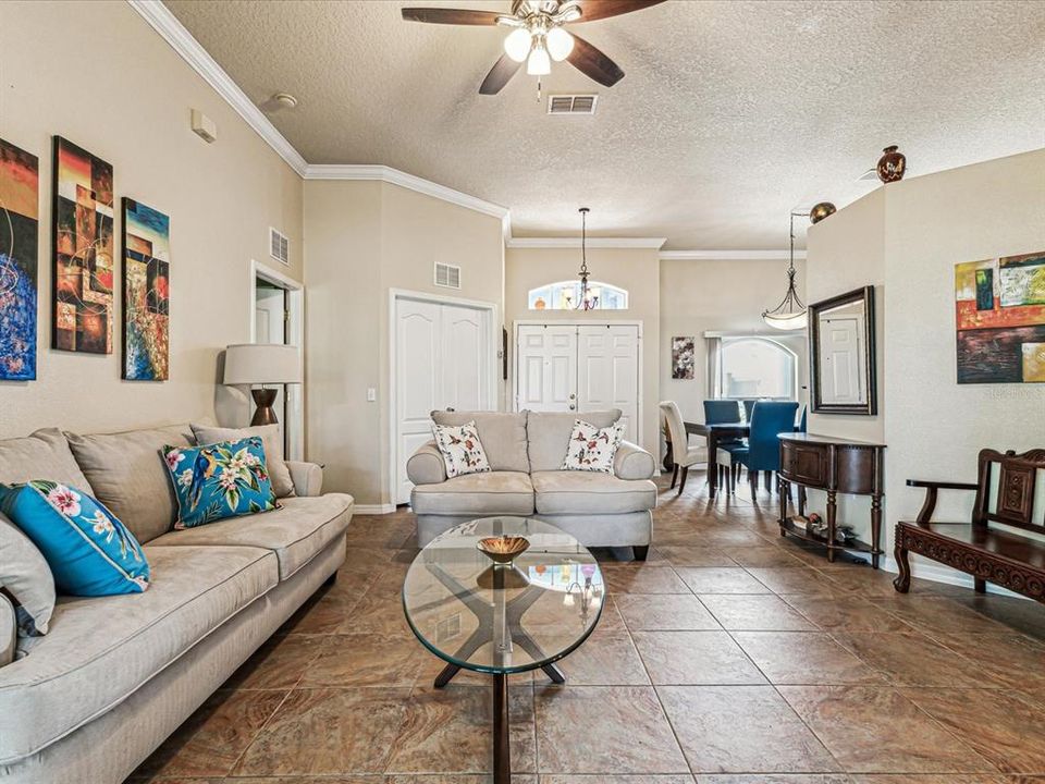 合同活跃: $360,000 (3 贝兹, 2 浴室, 2170 平方英尺)