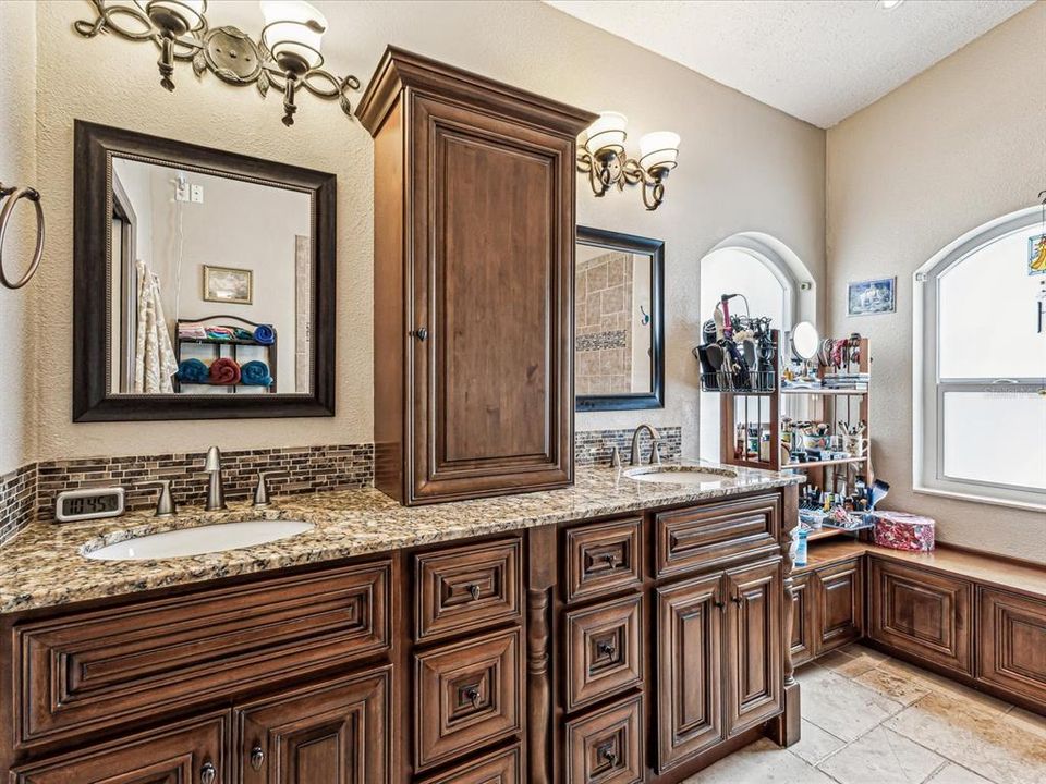 合同活跃: $360,000 (3 贝兹, 2 浴室, 2170 平方英尺)