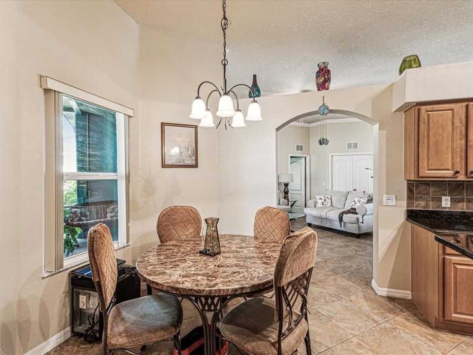 合同活跃: $360,000 (3 贝兹, 2 浴室, 2170 平方英尺)