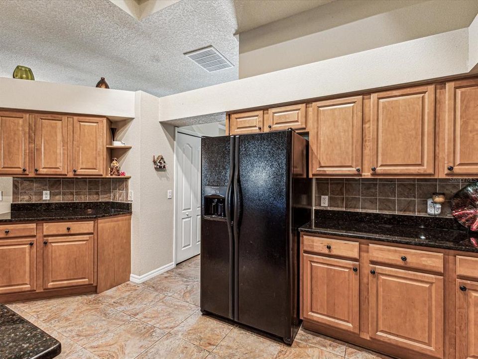 合同活跃: $360,000 (3 贝兹, 2 浴室, 2170 平方英尺)