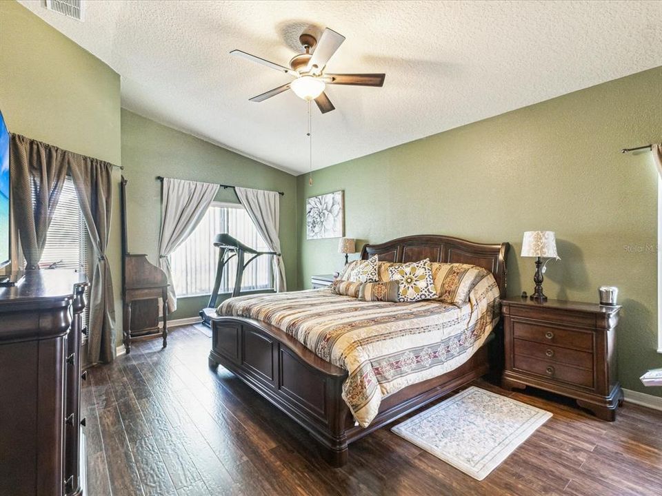 合同活跃: $360,000 (3 贝兹, 2 浴室, 2170 平方英尺)