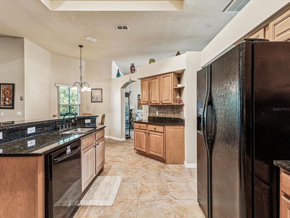 合同活跃: $360,000 (3 贝兹, 2 浴室, 2170 平方英尺)