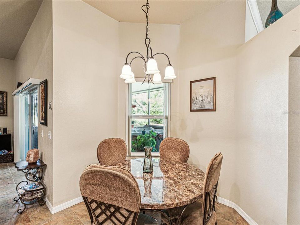 合同活跃: $360,000 (3 贝兹, 2 浴室, 2170 平方英尺)