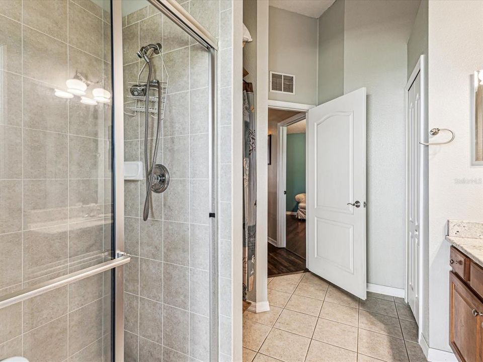 合同活跃: $360,000 (3 贝兹, 2 浴室, 2170 平方英尺)