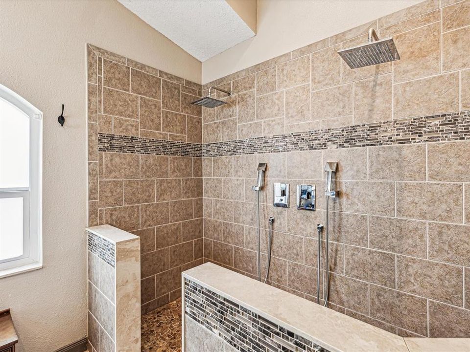 合同活跃: $360,000 (3 贝兹, 2 浴室, 2170 平方英尺)