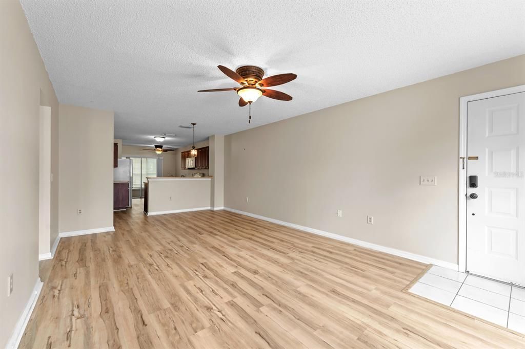 Под контрактом: $147,800 (2 спален, 2 ванн, 1025 Квадратных фут)