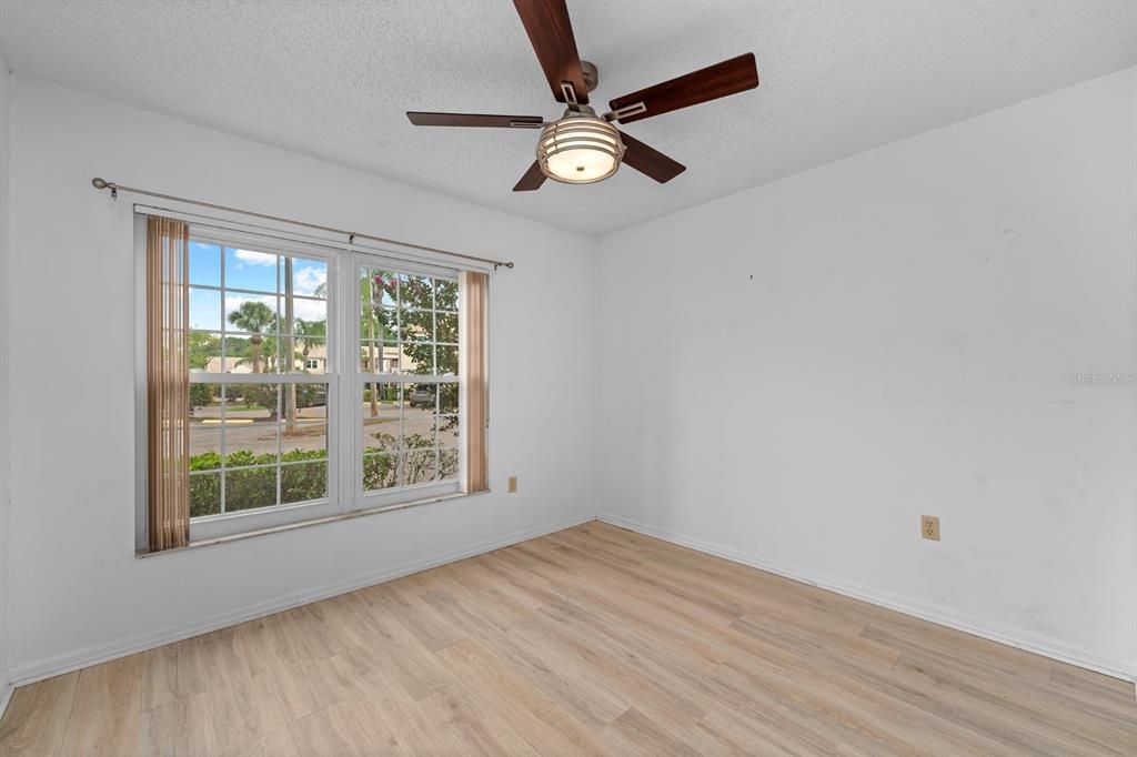 Под контрактом: $147,800 (2 спален, 2 ванн, 1025 Квадратных фут)