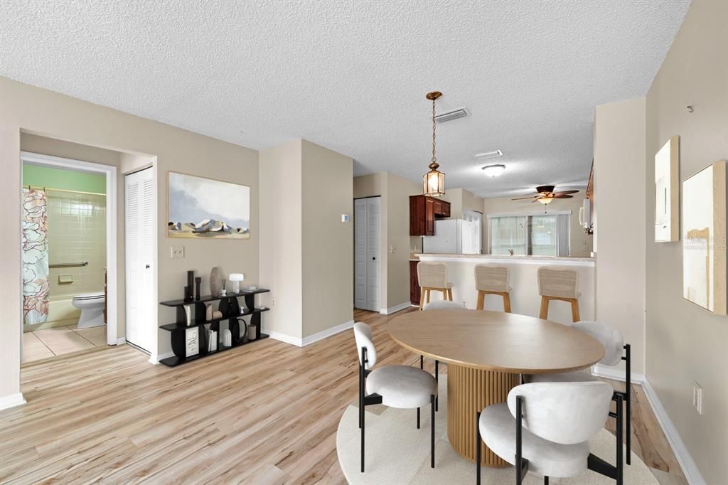 Под контрактом: $147,800 (2 спален, 2 ванн, 1025 Квадратных фут)