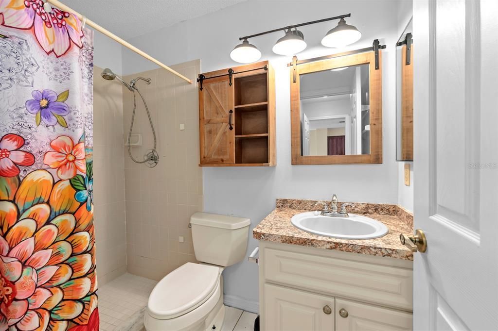 Под контрактом: $147,800 (2 спален, 2 ванн, 1025 Квадратных фут)