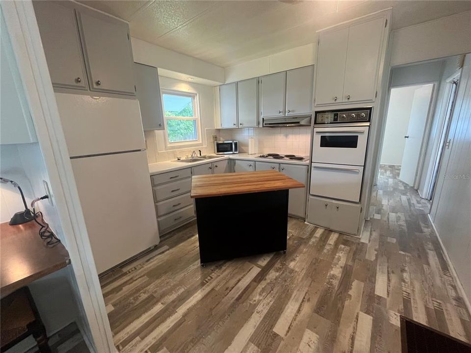 Active With Contract: $89,900 (2 beds, 2 baths, 1099 Square Feet)