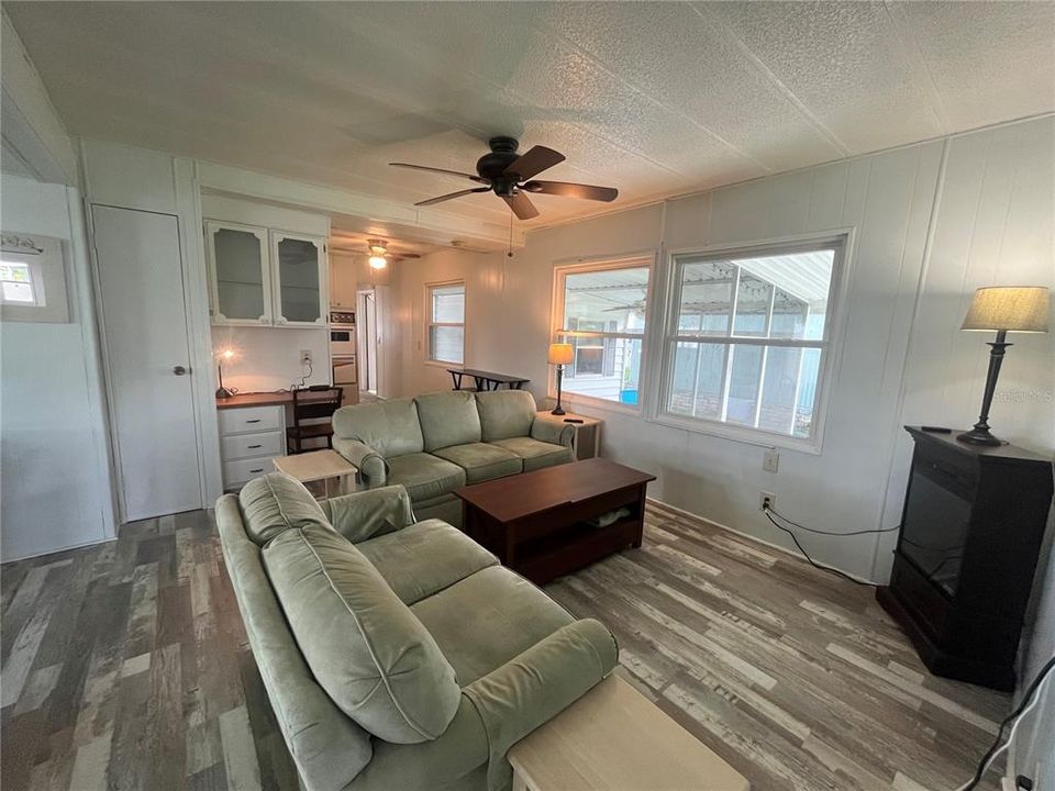 Active With Contract: $89,900 (2 beds, 2 baths, 1099 Square Feet)