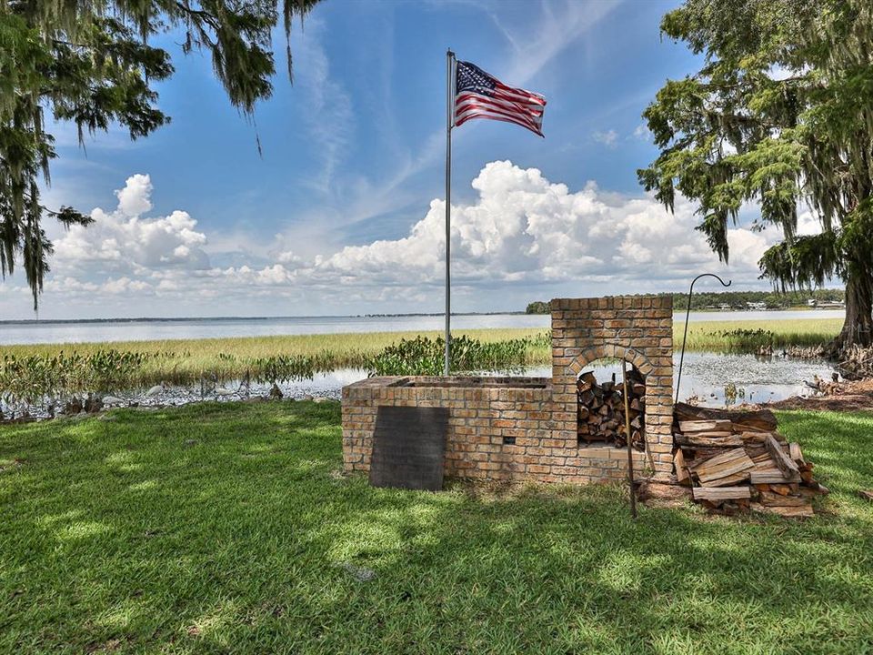 Active With Contract: $89,900 (2 beds, 2 baths, 1099 Square Feet)