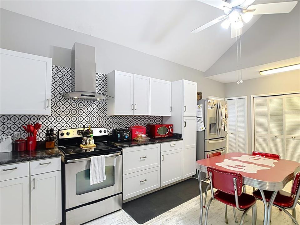 На продажу: $585,000 (4 спален, 2 ванн, 3175 Квадратных фут)