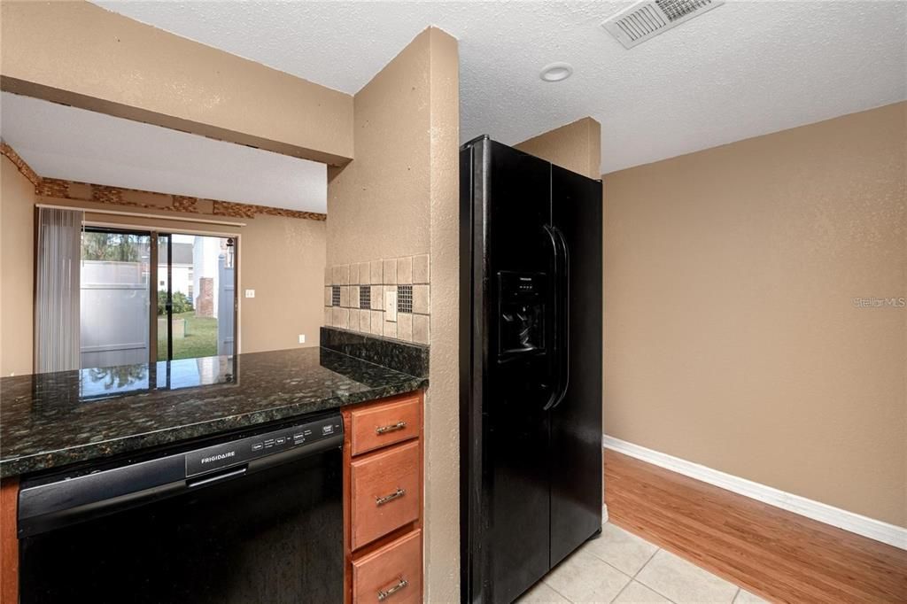 合同活跃: $125,000 (3 贝兹, 2 浴室, 1405 平方英尺)