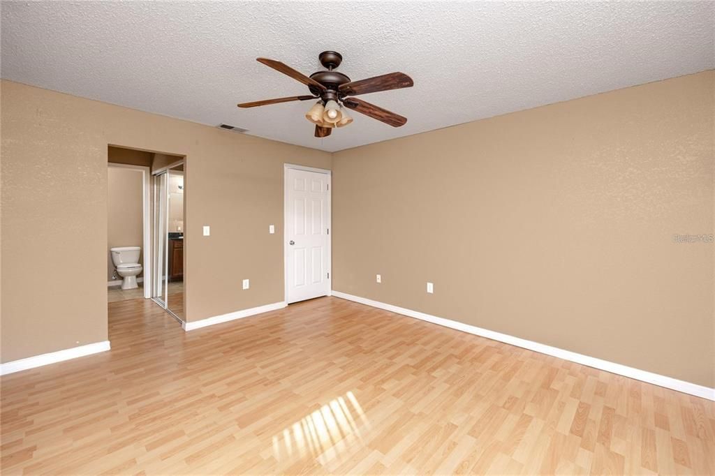 合同活跃: $125,000 (3 贝兹, 2 浴室, 1405 平方英尺)