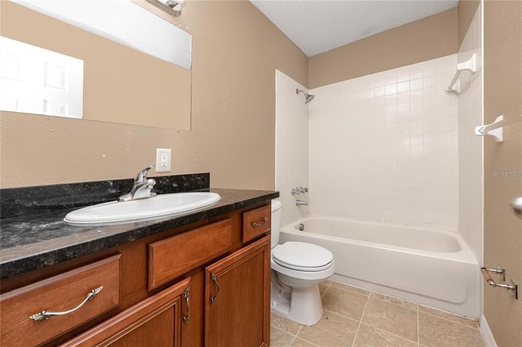 合同活跃: $125,000 (3 贝兹, 2 浴室, 1405 平方英尺)